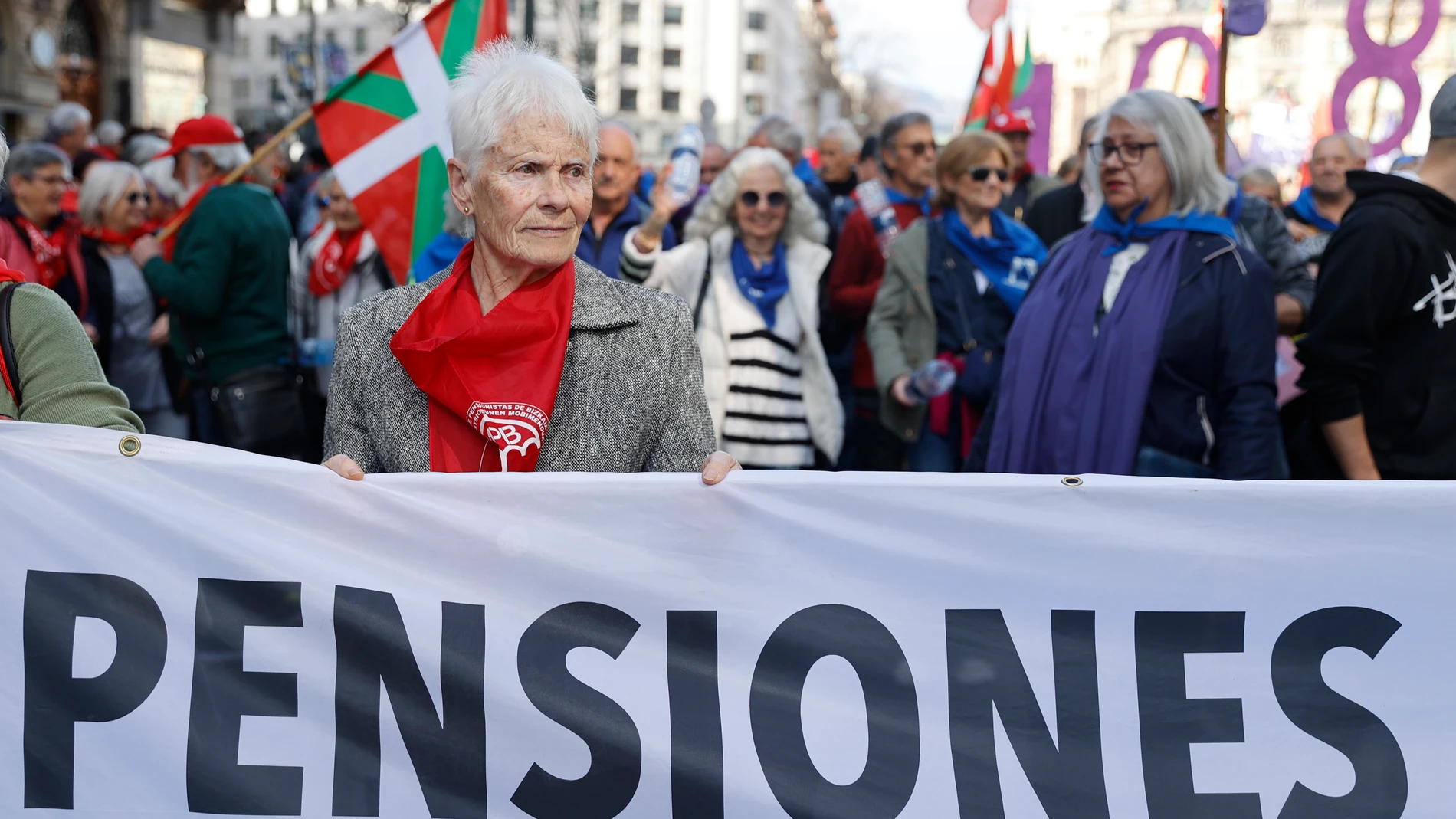 GRAFCAV6213. BILBAO, 18/03/2023.- Manifestación convocada por el movimiento de pensionistas en la que recorren este sábado las calles de Bilbao para reivindicar unas pensiones mínimas de 1.080 euros. EFE/Luis Tejido

