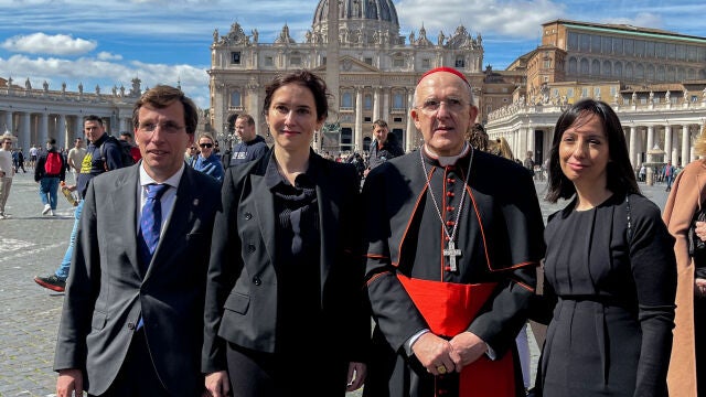 La presidenta de la Comunidad de Madrid, Isabel Díaz Ayuso, junto al alcalde de Madrid, José Luis Martínez-Almeida, y la delegada del Gobierno en Madrid, Mercedes González, se han reunido este sábado con el Papa Francisco en Roma