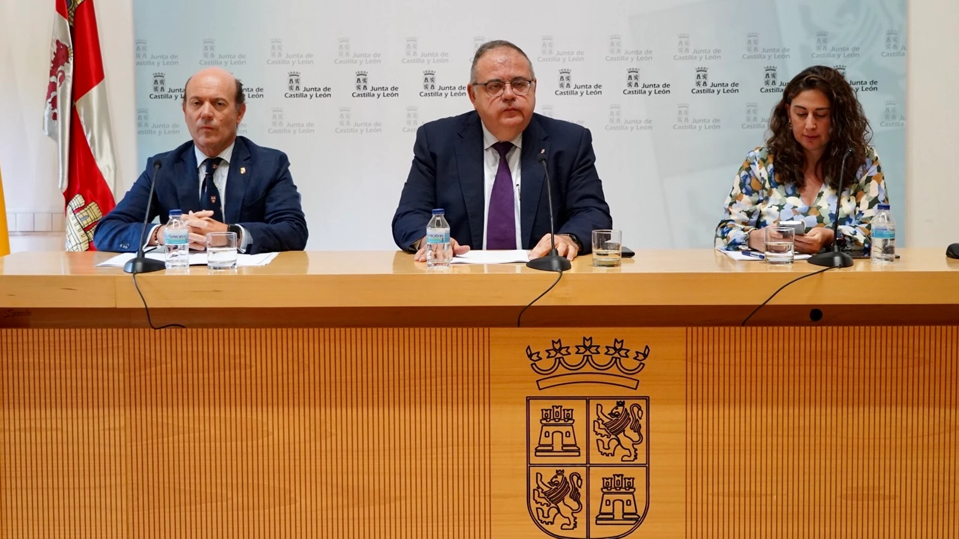 El consejero de Sanidad, Alejandro Vázquez, junto al viceconsejero de Sanidad, Jesús García Cruces, y la directora general de Salud Pública, Sonia Tamames