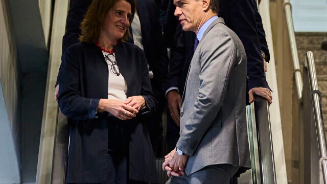 El presidente del Gobierno, Pedro Sánchez, junto a la vicepresidenta tercera del Gobierno y ministra para la Transición Ecológica y el Reto Demográfico, Teresa Ribera, en la apertura de la Conferencia Internacional de Energías Renovables SPIREC 23.