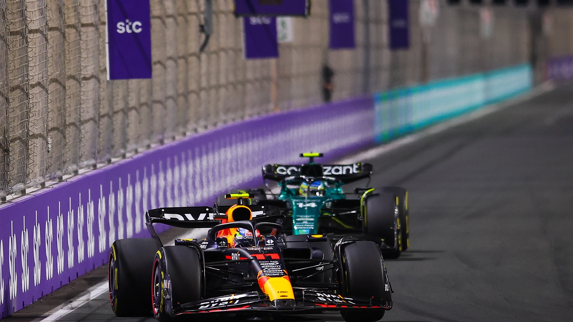 Alonso, a la caza de "Checo" Pérez en el Gran Premio de Arabia Saudí