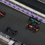 "Checo" Pérez, Alonso, Russell y Sainz, en la salida del Gran Premio de Arabia Saudí