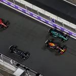 &quot;Checo&quot; Pérez, Alonso, Russell y Sainz, en la salida del Gran Premio de Arabia Saudí