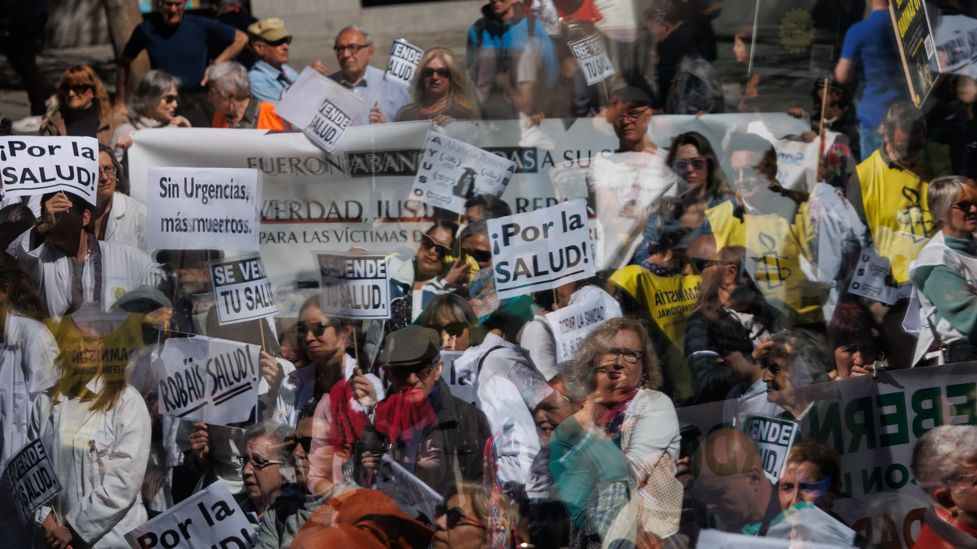 Varias personas se manifiestan en la 98ª Marea Blanca por la Sanidad Pública, en la plaza de Juan Goytisolo, a 19 de marzo de 2023, en Madrid, (España). La Mesa en Defensa de la Sanidad Pública de Madrid (MEDSAP) Marea Blanca organiza una nueva Marea Blanca, la número 98, en la que más de 25 personas, entre pacientes, profesionales de la salud y políticos, darán su testimonio sobre «el preocupante estado de nuestra sanidad pública», una sanidad que, tal y como señala la MEDSAP, «mantiene en estos momentos a 1.000.000 de personas sin médicos ni equipos de referencia y a 3000.000 niños sin pediatra en la Comunidad de Madrid». 19 MARZO 2023;MADRID;SANIDAD PÚBLICA;MANIFESTACIÓN Alejandro Martínez Vélez / Europa Press 19/03/2023