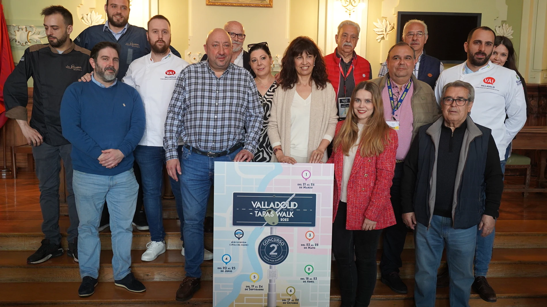 La concejala Ana Redondo y el presidente de la Asociación Provincial de Empresarios de Hostelería de Valladolid, Jaime Fernández, presentan el Concurso junto a un grupo de hosteleros