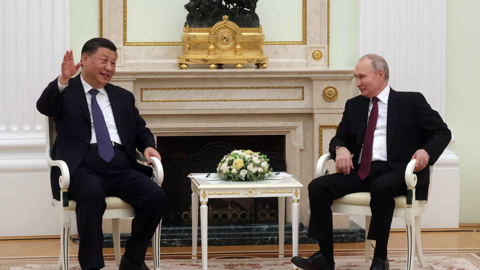 Moscow (Russian Federation), 19/03/2023.- Russian President Vladimir Putin (R) speaks with Chinese President Xi Jinping (L), during their meeting in Moscow Kremlin in Moscow, Russia, 20 March 2023. Chinese President Xi Jinping arrived in Moscow on a three-day visit, which will last from March 20 to 22, according to Russian and Chinese state agencies. Xi Jinping visits Russia on improving joint partnership and developing key areas of Russian-Chinese economic cooperation. (Rusia, Moscú) EFE/EPA/SERGEI KARPUHIN / SPUTNIK / KREMLIN POOL MANDATORY CREDIT 