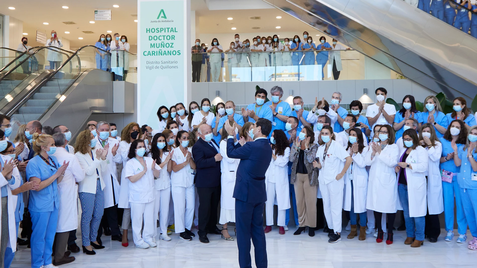 El presidente de la Junta de Andalucía, Juanma Moreno, (c) aplaude a los sanitarios durante la inauguración del Hospital Doctor Muñoz Cariñanos, antiguo Hospital Militar de Sevilla, a 20 de marzo de 2023 en Sevilla (Andalucía, España). el presidente de la Junta de Andalucía, Juanma Moreno, ha inaugurado hoy la finalización de las obras y apertura del Hospital Muñoz Cariñanos, antiguo Hospital Militar. El mayor hospital de Andalucía dispone con la tecnología más avanzada y con la especialidad de Salud Mental. 20 MARZO 2023 Joaquin Corchero / Europa Press 20/03/2023