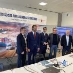 El consejero de Fomento e Infraestructuras, José Ramón Díez de Revenga, en el centro, durante la reunión del plenario del Pacto Social por las Infraestructuras de la Región de Murcia
