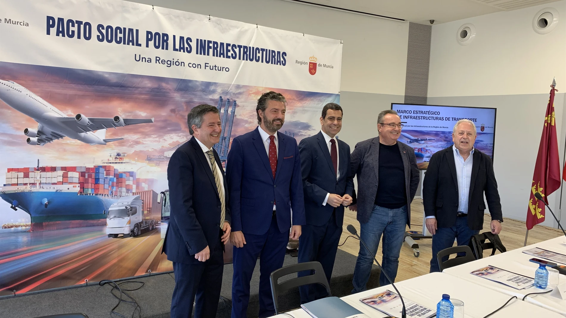 El consejero de Fomento e Infraestructuras, José Ramón Díez de Revenga, en el centro, durante la reunión del plenario del Pacto Social por las Infraestructuras de la Región de Murcia CARM 20/03/2023