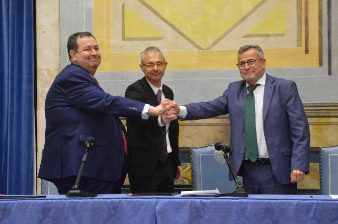 José María de la Vega, Ricardo Rivero y Benjamín Crespo, durante la firma del convenio