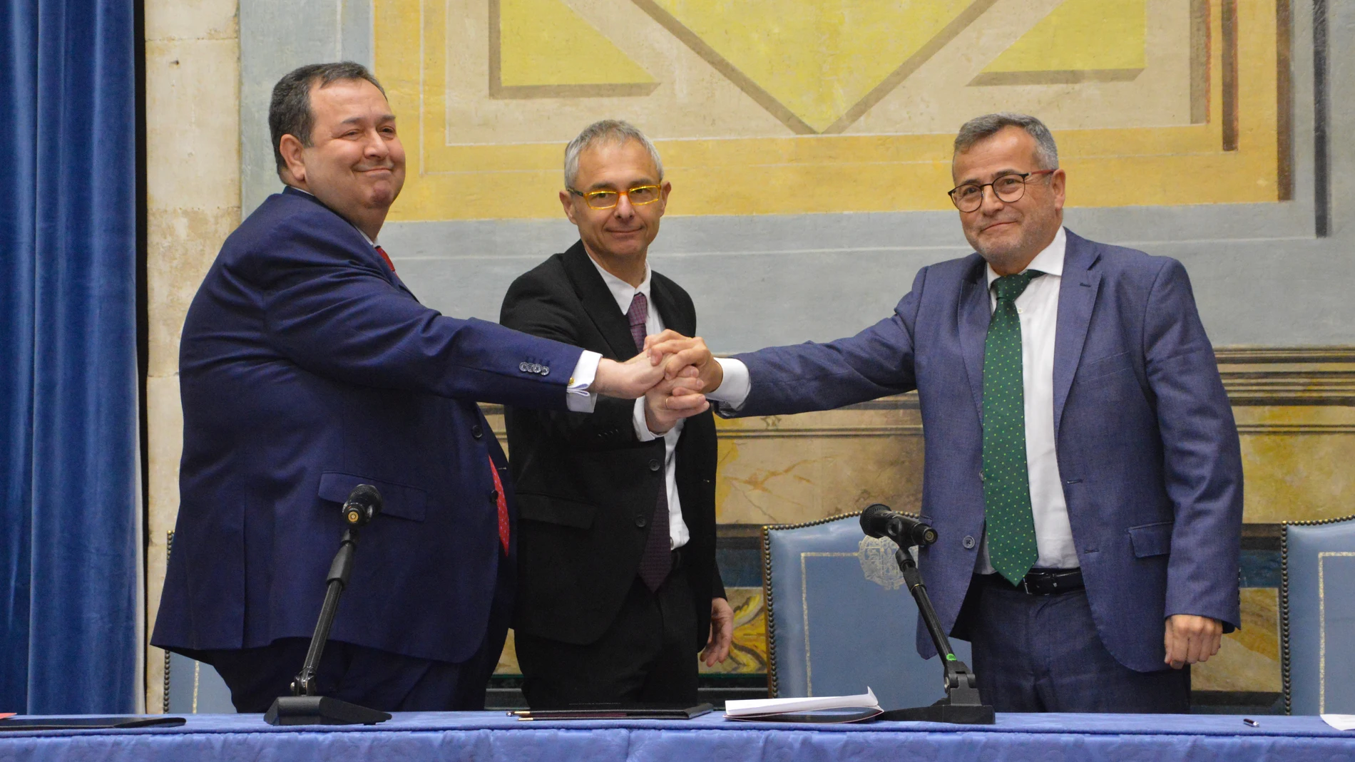 José María de la Vega, Ricardo Rivero y Benjamín Crespo, durante la firma del convenio