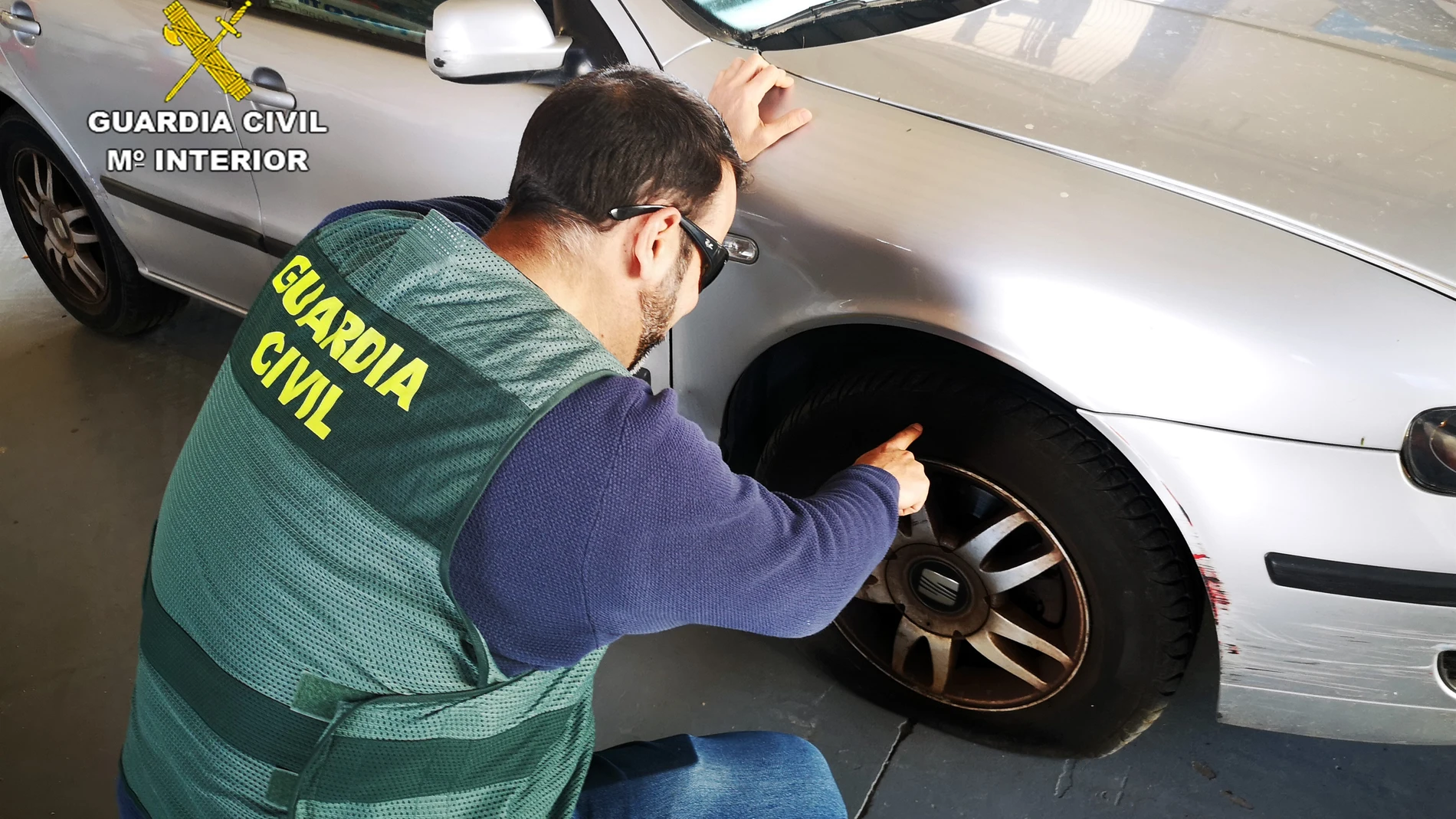 Un agente, durante la investigación GUARDIA CIVIL 20/03/2023