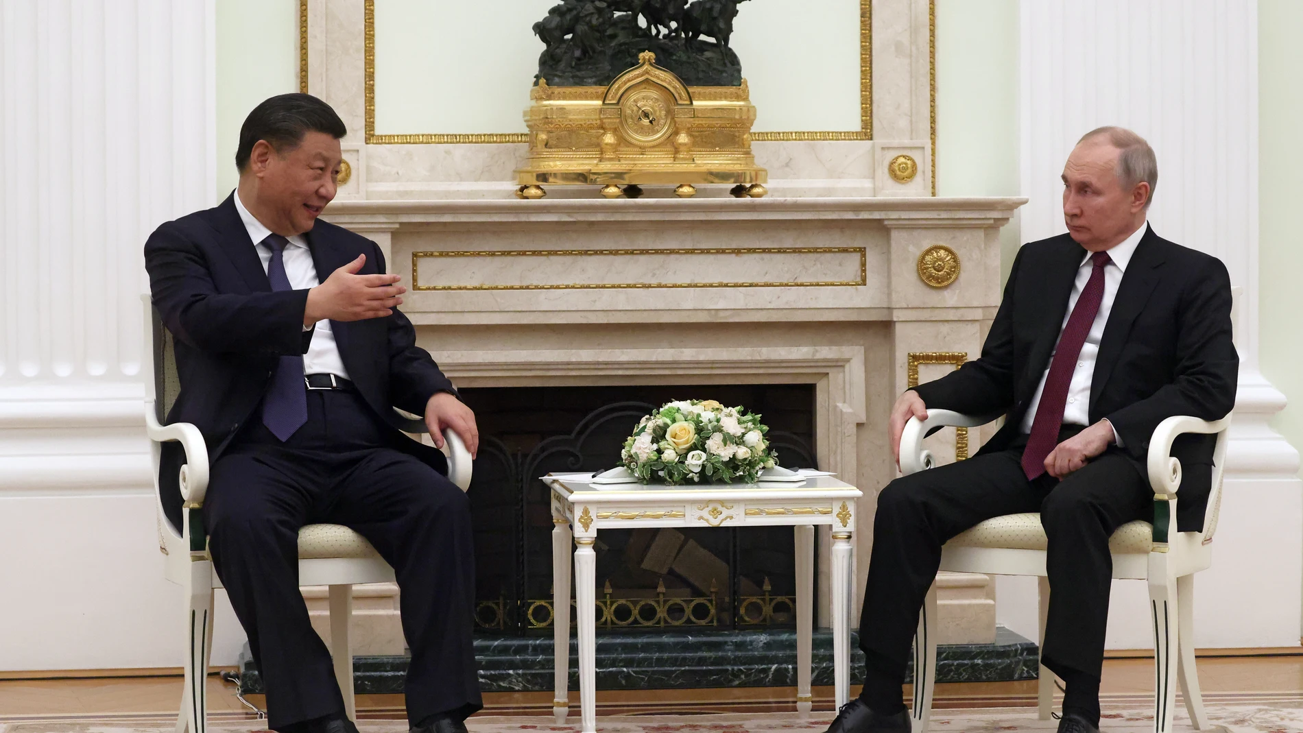 Moscow (Russian Federation), 19/03/2023.- Chinese President Xi Jinping (L) gestures while speaking with Russian President Vladimir Putin (R), during their meeting in Moscow Kremlin in Moscow, Russia, 20 March 2023. Chinese President Xi Jinping arrived in Moscow on a three-day visit, which will last from March 20 to 22, according to Russian and Chinese state agencies. Xi Jinping visits Russia on improving joint partnership and developing key areas of Russian-Chinese economic cooperation. (Rusia, Moscú) EFE/EPA/SERGEI KARPUHIN / SPUTNIK / KREMLIN POOL MANDATORY CREDIT 