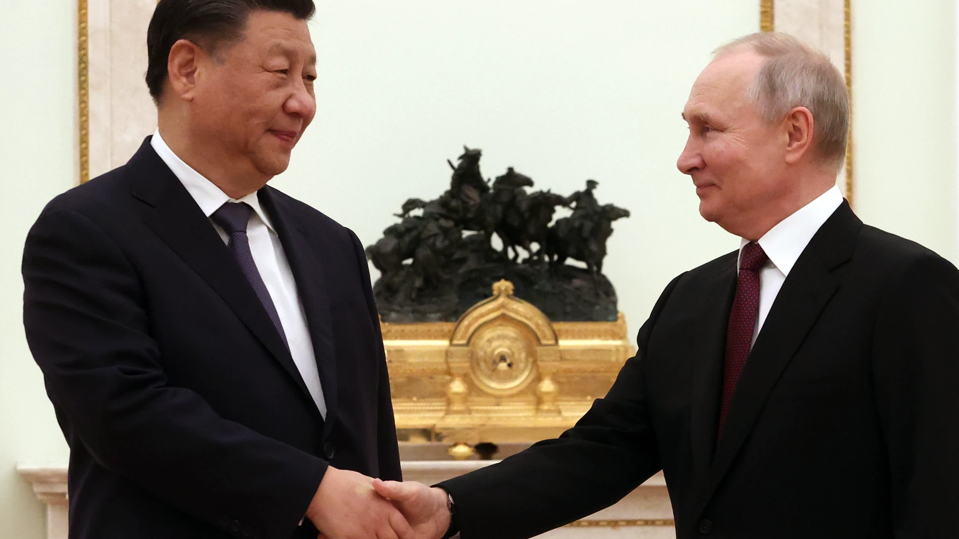 Moscow (Russian Federation), 19/03/2023.- Russian President Vladimir Putin (R) shakes hands with Chinese President Xi Jinping (L) during their meeting in Moscow Kremlin in Moscow, Russia, 20 March 2023. Chinese President Xi Jinping arrived in Moscow on a three-day visit, which will last from March 20 to 22, according to Russian and Chinese state agencies. Xi Jinping visits Russia on improving joint partnership and developing key areas of Russian-Chinese economic cooperation. (Rusia, Moscú) EFE/EPA/SERGEI KARPUHIN / SPUTNIK / KREMLIN POOL MANDATORY CREDIT 