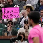 El público de Indian Wells disfrutó con el &quot;Rey Alcaraz&quot; (King Alcaraz)