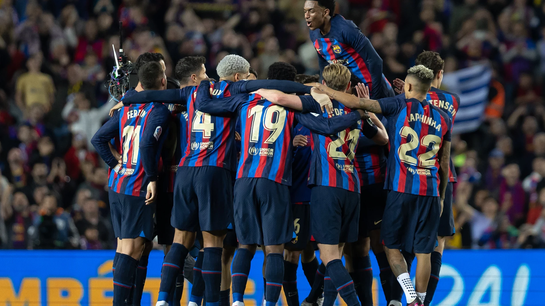 19 March 2023, Spain, Barcelona: Barcelona players celebrate their side's second goal during the Spanish La Liga soccer match between FC Barcelona and Real Madrid at the Spotify Camp Nou. Photo: Gerard Franco/DAX via ZUMA Press Wire/dpa Gerard Franco/Dax Via Zuma Press / Dpa 19/03/2023 ONLY FOR USE IN SPAIN