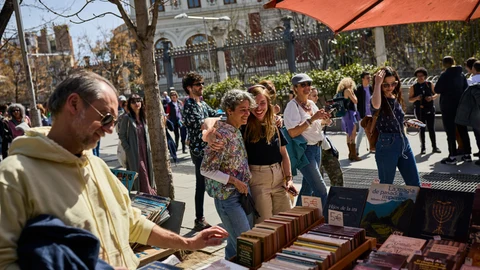 La bailarina Lucía Marote se abraza con la filóloga Violeta Gil este lunes en la Cuesta de Moyano mientras terminaba el paseo literario 'De Fieras a Feria'.