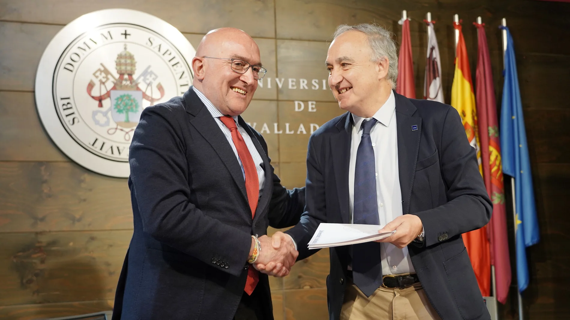 El consejero de la Presidencia, Jesús Julio Carnero, y el rector de la UVa, Antonio Largo, tras firmar el acuerdo
