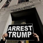 Un manifestante anti Trump frente a la Corte Criminal de Nueva York