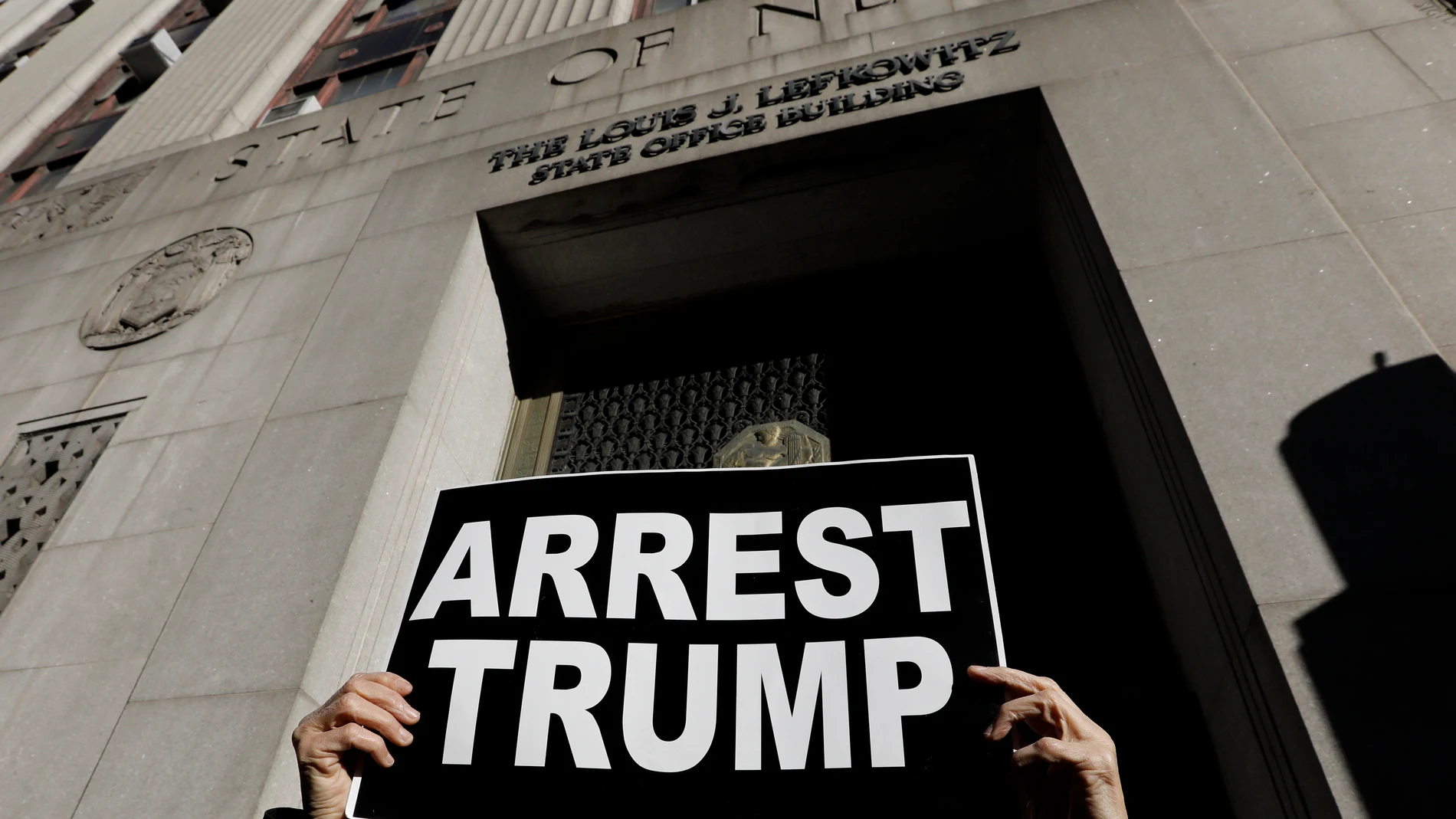 Un manifestante anti Trump frente a la Corte Criminal de Nueva York