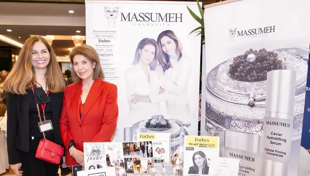 Nasrin Zhiyan y Massumeh en el stand de sus cosméticos