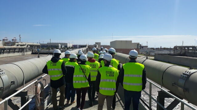 Visita de una instalación por parte de los alumnos de La Escuela del Agua. 