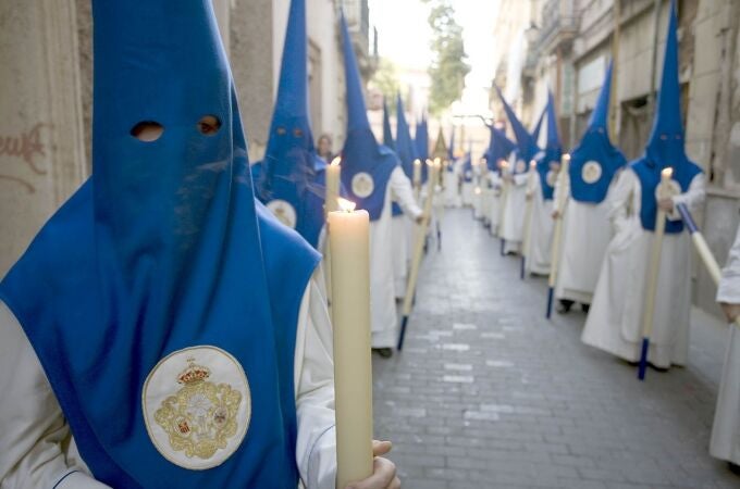Nazarenos durante una procesión en Almería