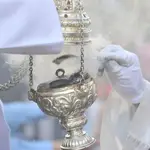 Un incensario portado por acólitos en una procesión de Semana Santa