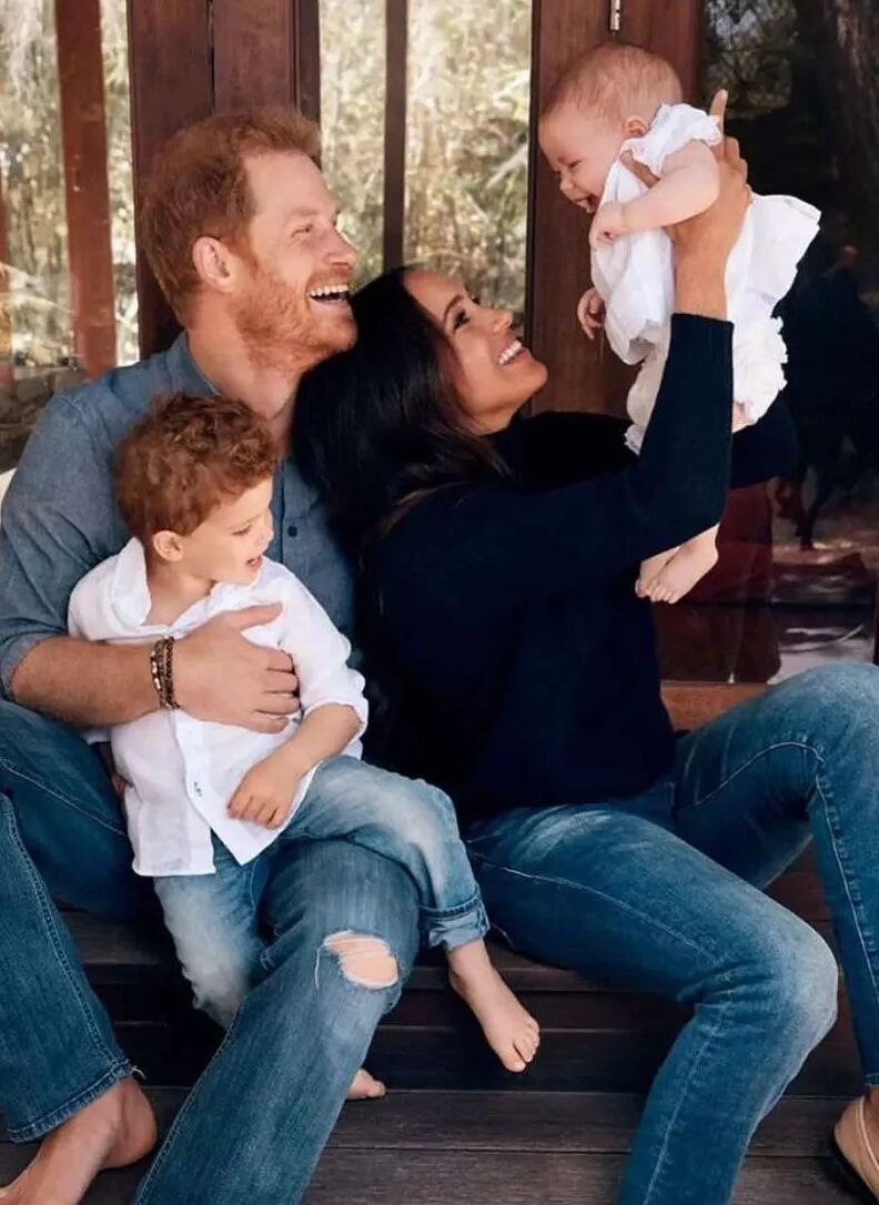 El principe Harry y Meghan con sus hijos 