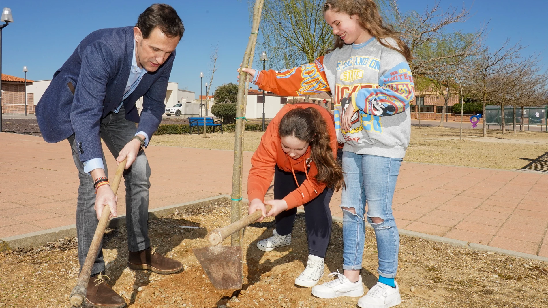 El presidente de la Diputación de Valladolid, Conrado Íscar, junto a escolares de Renedo de Esgueva plantan un árbol