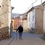 Una mujer pasea por un pueblo de Valladolid