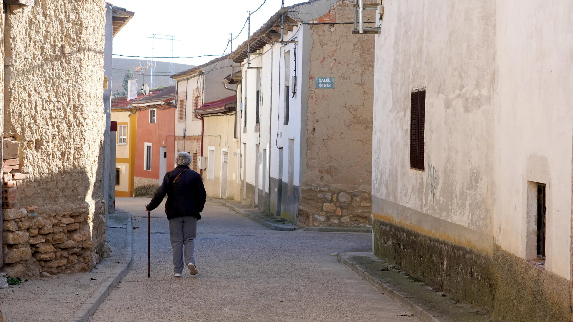 Una mujer pasea por un pueblo de Valladolid