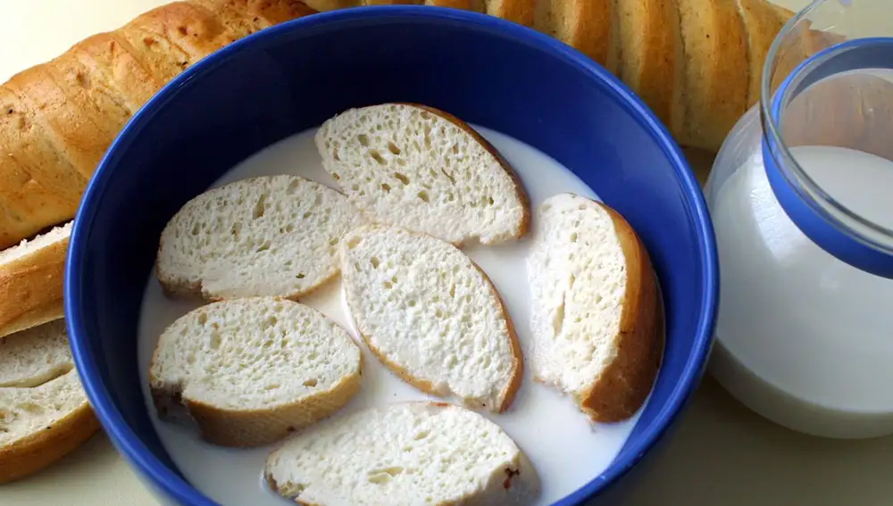 Remojar el pan en leche infusionada