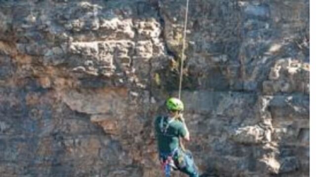 Un especialista de la Guardia Civil desciende hasta la sima donde estaba el proyectil