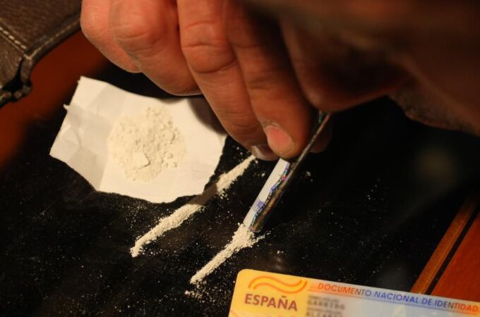 Una persona consumiendo rayas de cocaína 