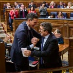Pedro Sánchez y Patxi López celebran el fracaso de la moción de censura