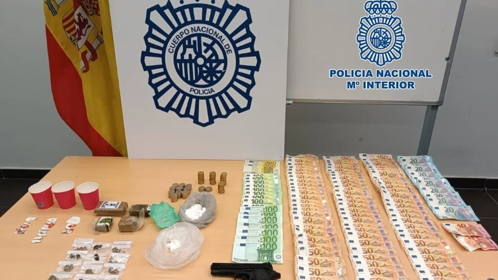Drogas y objetos intervenidos en la operación policial