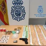 Drogas y objetos intervenidos en la operación policial