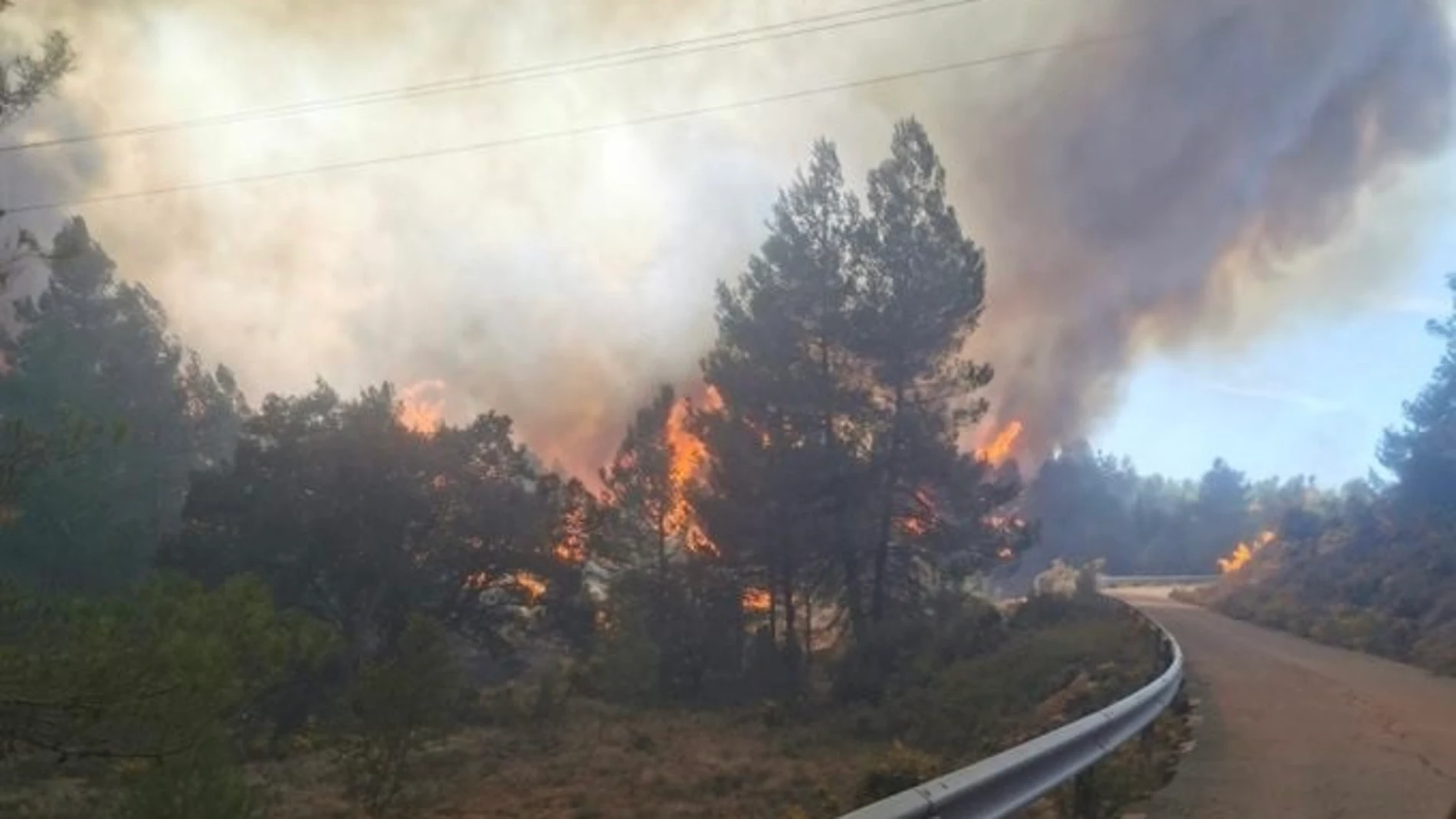 Castellón.- Sucesos.- Un incendio forestal en Villanueva de Viver obliga a evacuar Los Calpes y Fuente la Reina