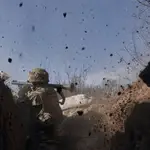 Un soldado ucranianos dispara contra las posiciones del Ejército ruso en la asediada ciudad de Bajmut