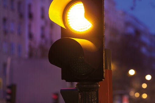 Frenar o acelerar: ¿Qué debemos hacer cuando el semáforo está en ámbar?