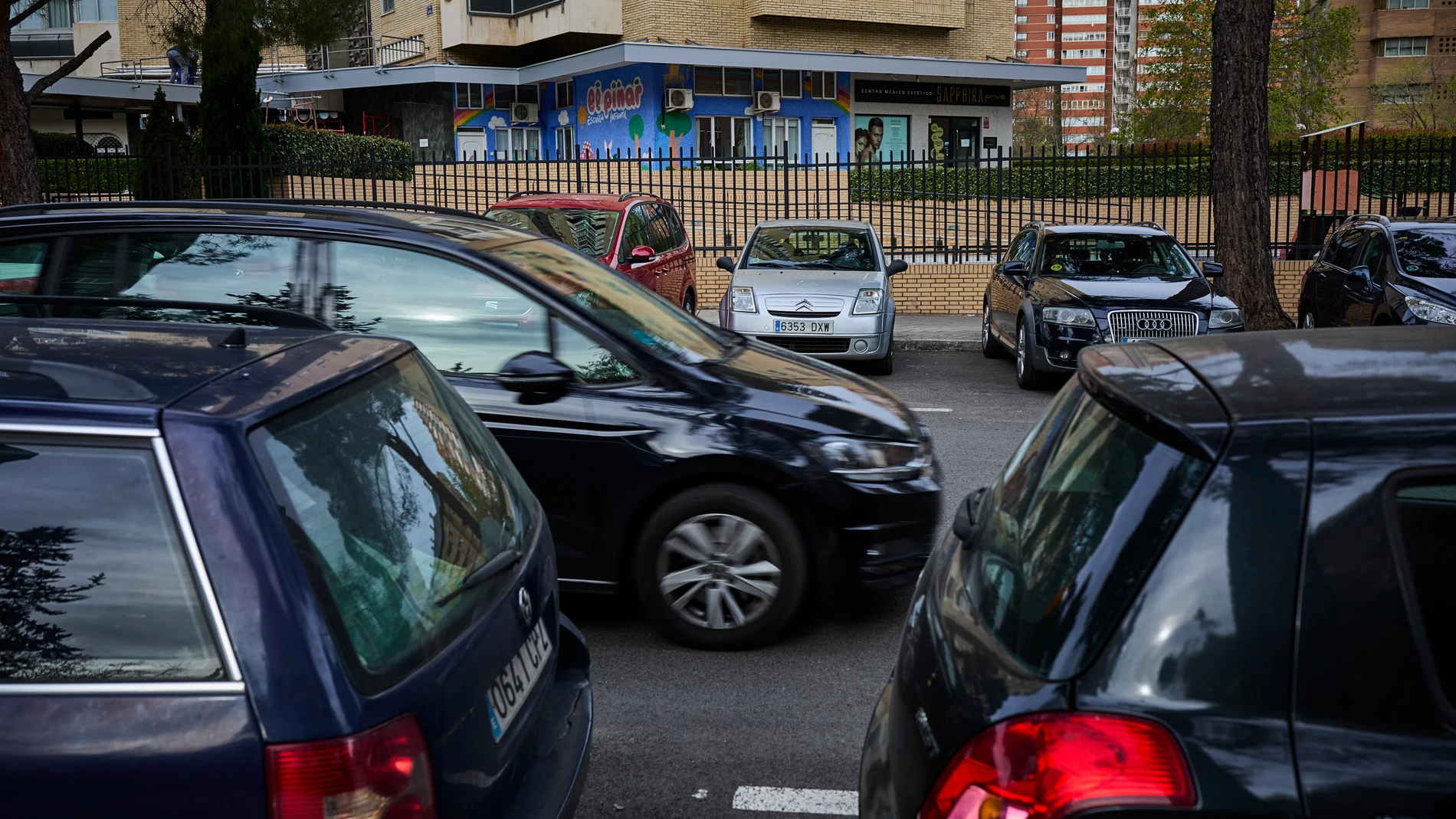Familias llevan a sus hijos a la escuela infantil El Pinar donde se han producido robos en los coches aparcados en doble fila en las ultimas semanas © Alberto R. Roldán / La Razón