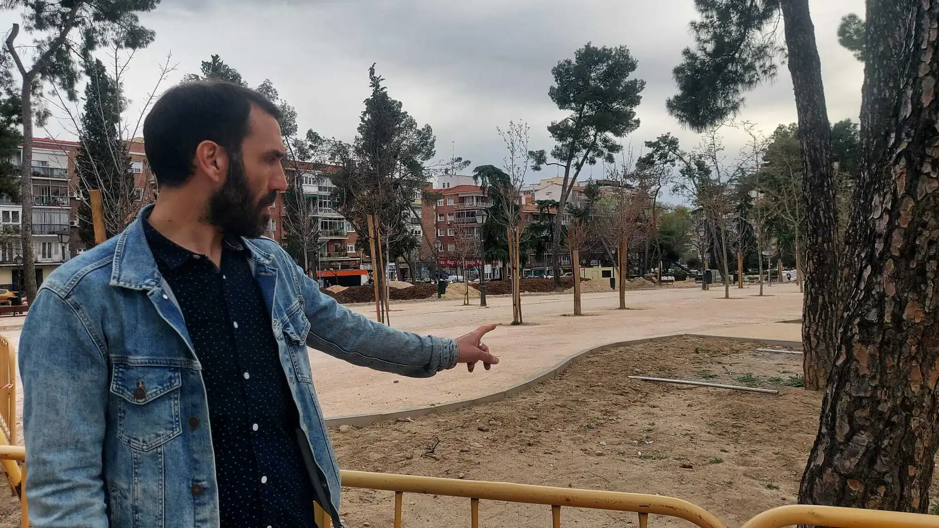 Rubén Chimeno, vecino de 42 años del barrio de La Concepción, muestra la explanada con el nuevo suelo de piedra al lado de una pequeña parcela de tierra.