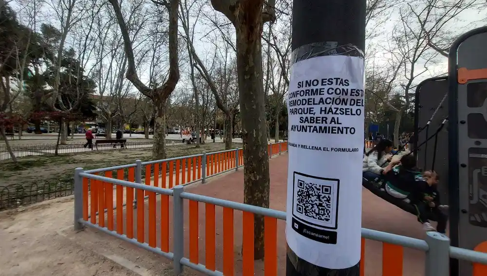 Un cartel anima a los vecinos inconformes con la remodelación del parque Calero que se lo comuniquen al Ayuntamiento de Madrid.