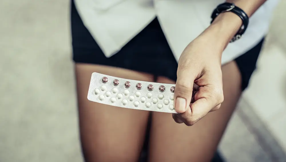Mujer con píldora anticonceptiva