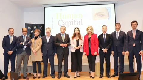Salvador Navarro y Fátima Báñez esta mañana durante la presentación del informe