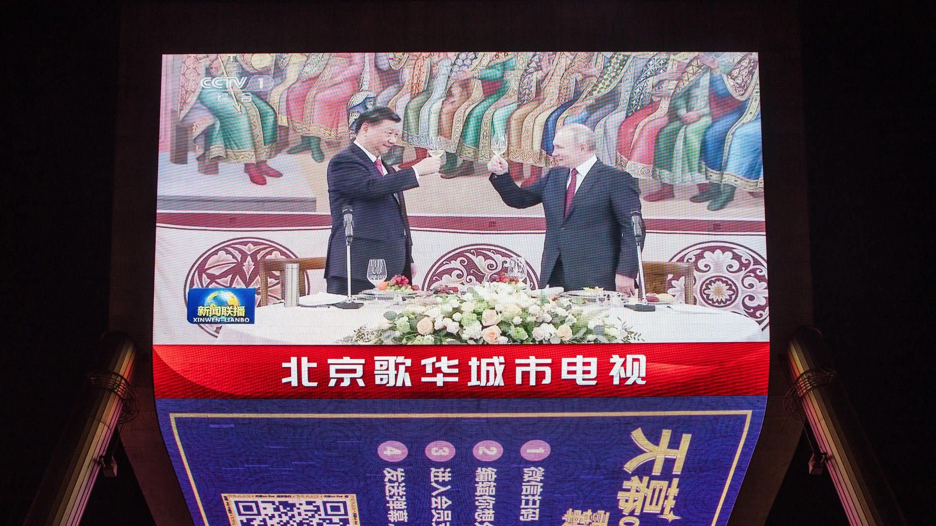 Beijing (China), 22/03/2023.- A screen shows Chinese President Xi Jinping raising a glass with Russian President Vladimir Putin during their meeting in Moscow the previous day, in Beijing, China, 22 March 2023. The Chinese head of state is on a three-day state visit to Russia. (Rusia, Moscú) EFE/EPA/WU HAO