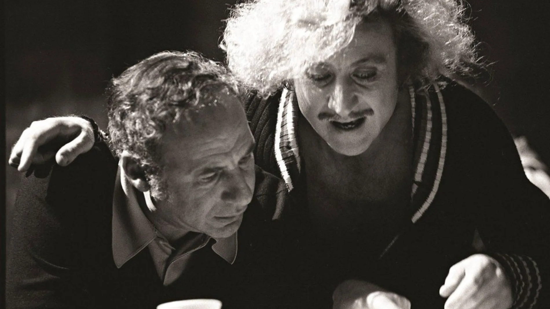 Mel Brooks (izquierda) y Gene Wilder, leyendo el guion de «El jovencito Frankenstein»