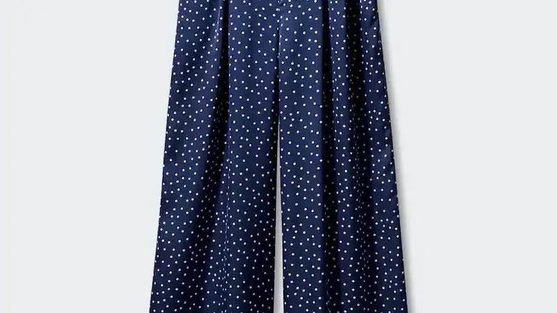 Pantalón de lunares de Mango.