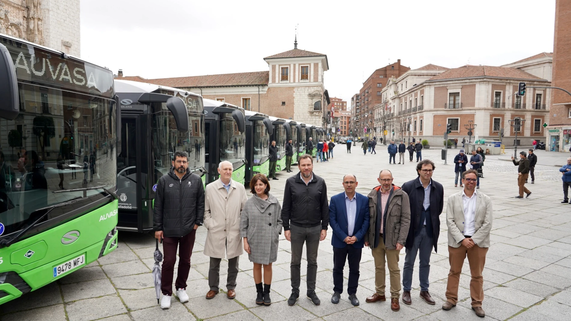 Óscar Puente junto con los nuevos catorce autobuses de gas natural comprimido para Valladolid